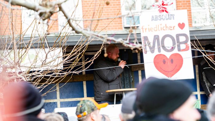 Január után újra tüntettek a földművesek Hannoverben a tartományi parlament épületénél és több helyen Németországban. Noha az év eleji tüntetések miatt változtatott a német kormány a mezőgazdaság finanszírozásán, a termelők továbbra is elégedetlenek az intézkedéscsomaggal, és további demonstrációkra készülnek.