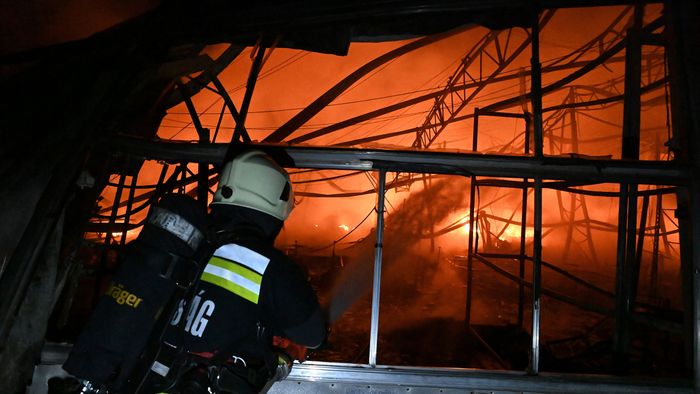 Budapest, 2024. február 7.
Tűzoltók dolgoznak egy teljes terjedelmében lángokban álló, nagyjából tízezer négyzetméteres kertészet oltásán Budapest XXIII. kerületében, Soroksáron a Meddőhányó utcában 2024. február 6-án késő éjszaka.
MTI/Mihádák Zoltán