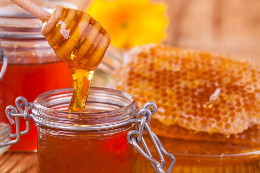 Honey,In,Jar,With,Honeycomb,And,Wooden,Drizzler