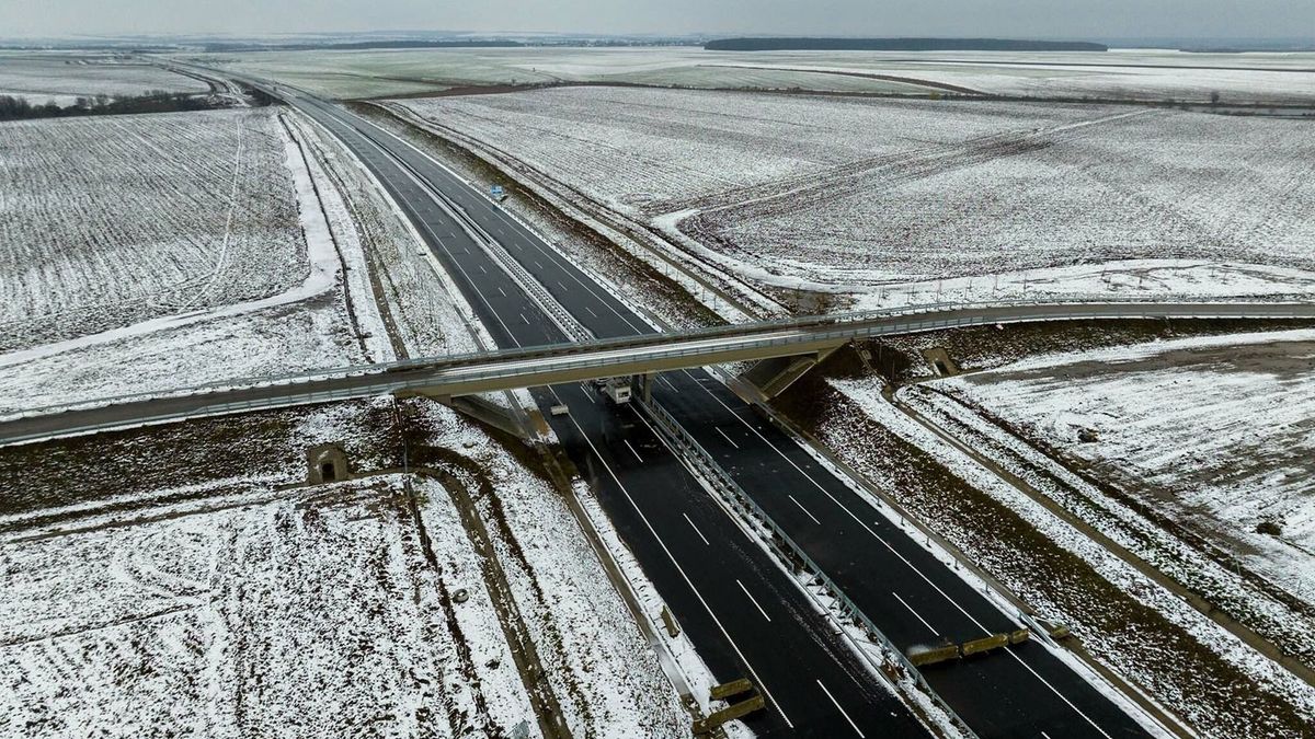 Heteken belül átadhatják a forgalomnak Magyarország legújabb autópályáját: szinte kész az M6-os – videó