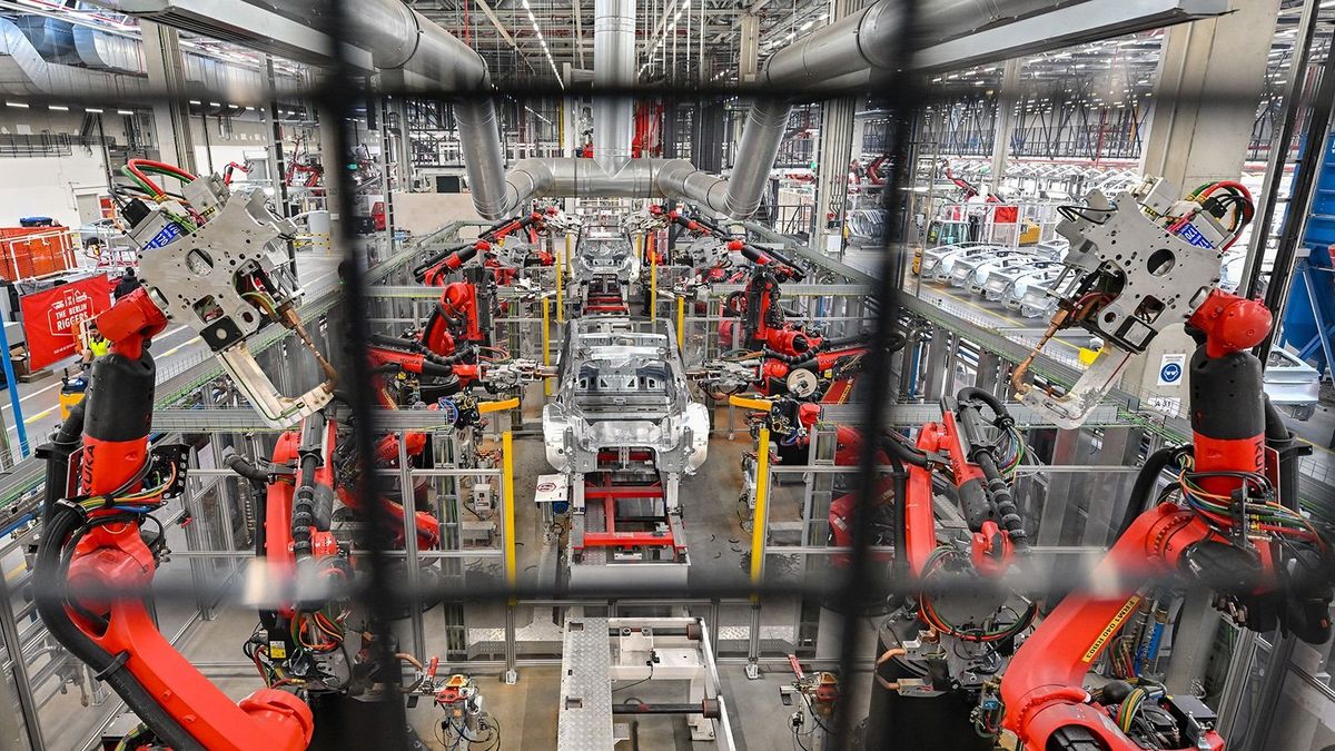 20 March 2023, Brandenburg, Grünheide: Robots weld the body of a Model Y electric vehicle at the Tesla Gigafactory Berlin Brandenburg plant. The Tesla plant was opened and put into operation on March 22, 2022. In the meantime, about 10,000 people are employed there. (to dpa "One year of Tesla plant in Germany - showcase factory and object of dispute") Photo: Patrick Pleul/dpa (Photo by PATRICK PLEUL / DPA / dpa Picture-Alliance via AFP)