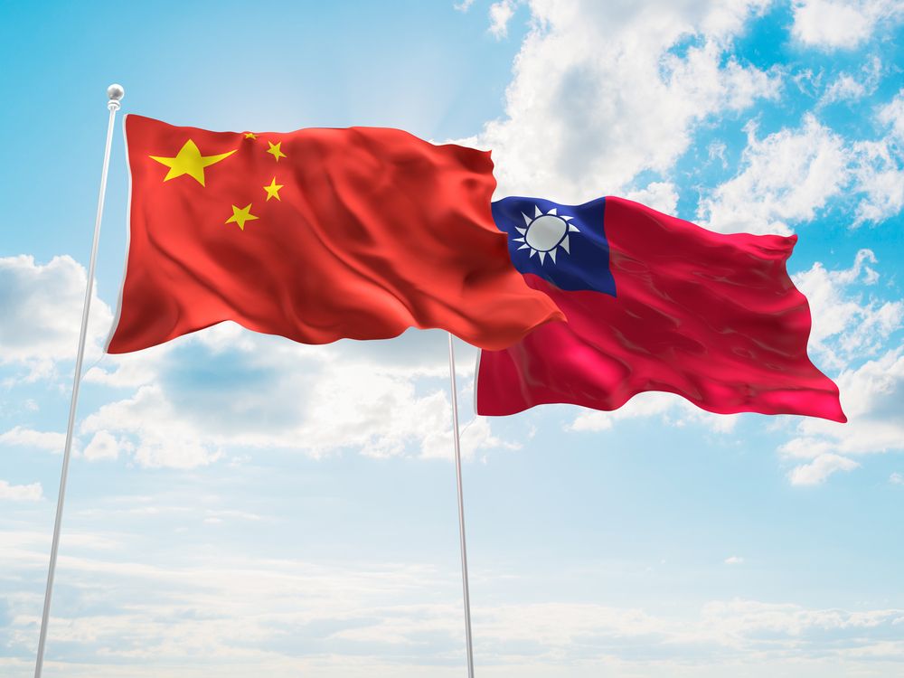 China,&,Taiwan,Flags,Are,Waving,In,The,Sky, tajvan, 