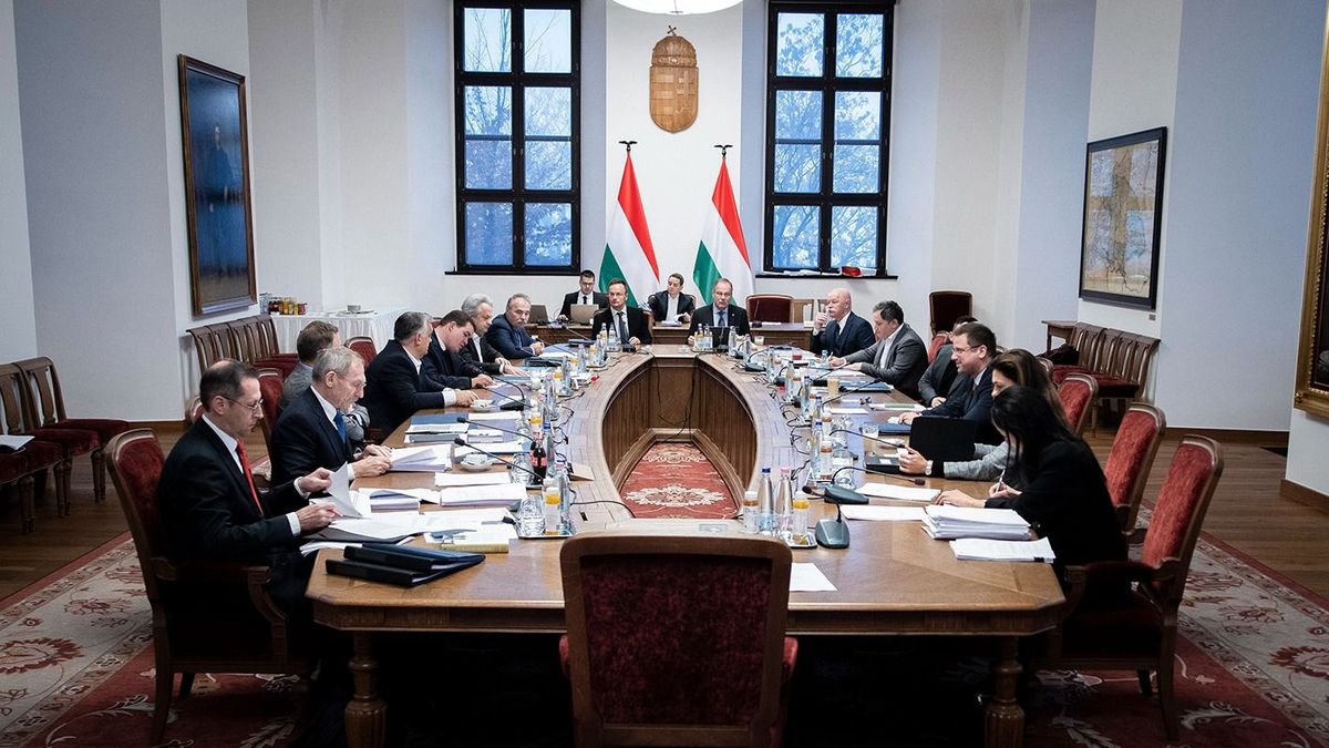 Lázár és Rogán vagyonnyilatkozatából könyvet lehetne írni, Szijjártó tartozik a szüleinek – megnéztük mi van a kormánytagok nevén