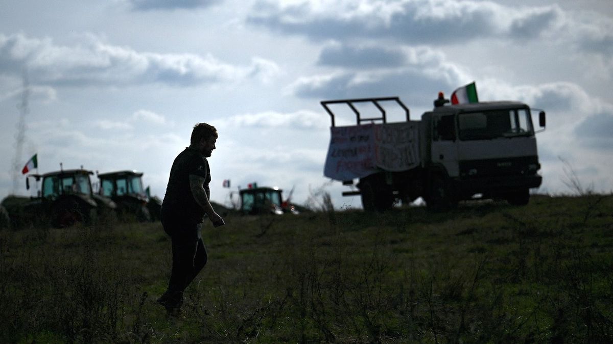 Traktorokkal éjszakáztak Róma mellett a tüntető gazdák – videó