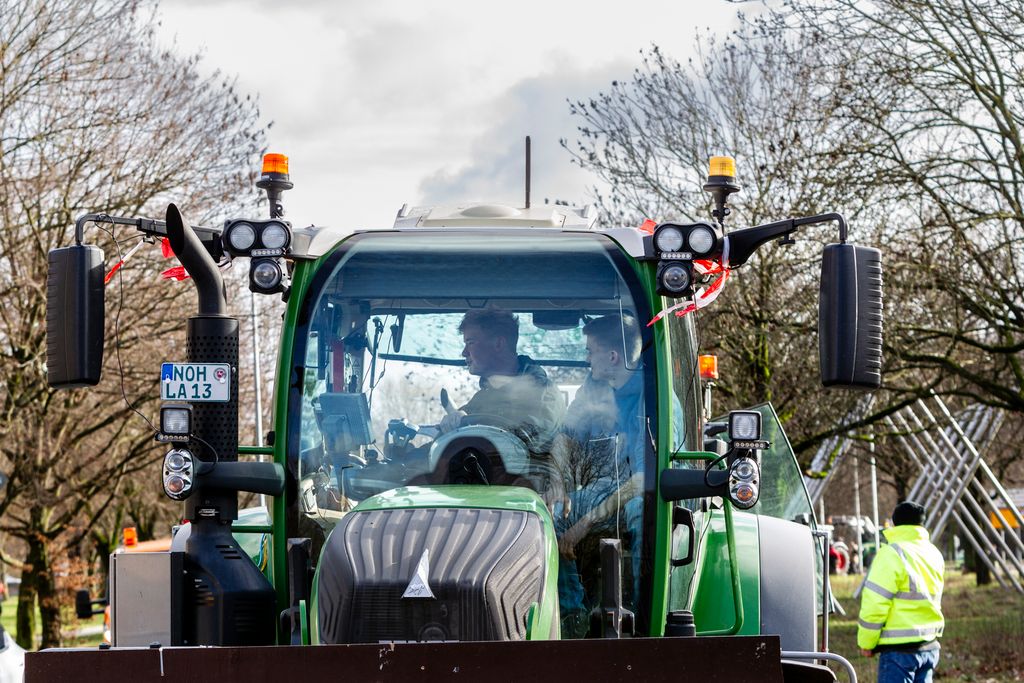 Január után újra tüntettek a földművesek Hannoverben a tartományi parlament épületénél és több helyen Németországban. Noha az év eleji tüntetések miatt változtatott a német kormány a mezőgazdaság finanszírozásán, a termelők továbbra is elégedetlenek az intézkedéscsomaggal, és további demonstrációkra készülnek.