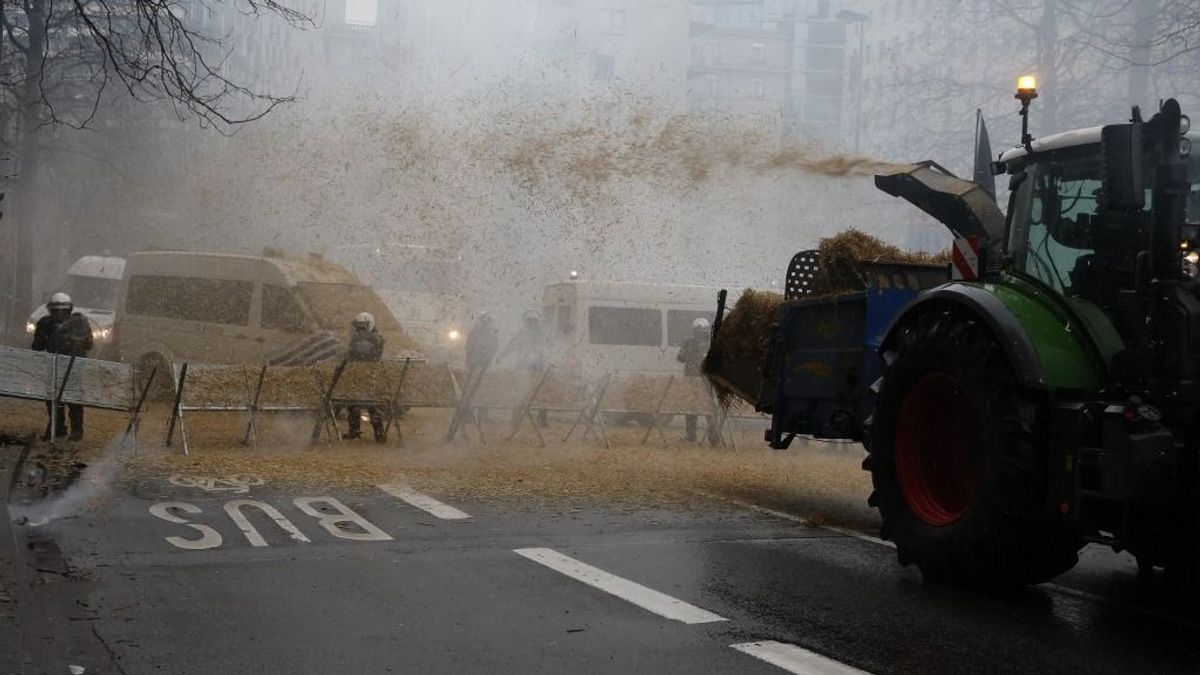 Videón a brüsszeli káosz, a gazdák áttörték a rendőrségi barikádokat