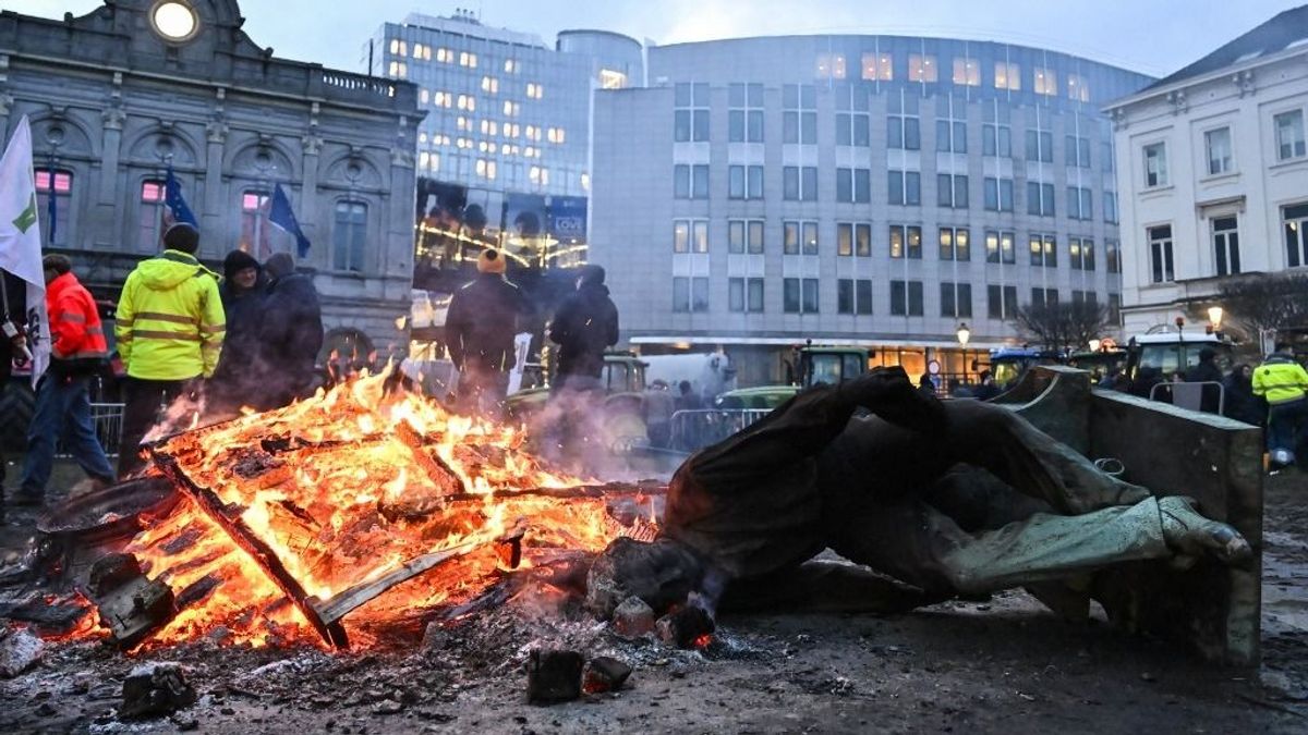 Lángba borult Brüsszel: szobrot döntöttek a dühös gazdák