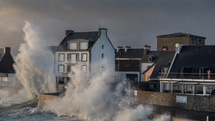 Waves hit the shore in the port of Le Guilvinec, western France on February 10, 2024.
The seafront of Britany will be in orange alert for flooding on February 11, 2024, due to the storm Karlotta in the UK.