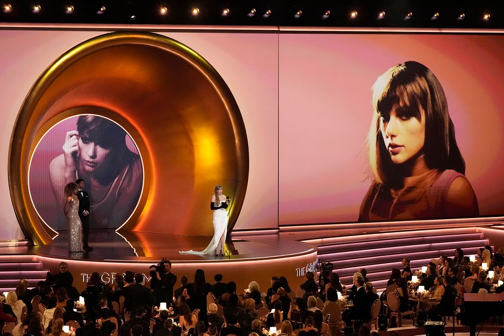 SWIFT, TaylorLos Angeles, 2024. február 5.Taylor Swift amerikai énekesnő, dalszerző átveszi a legjobb popalbum kategória díját a Midnights című lemezéért a Grammy-díjak 66. átadási ünnepségén Los Angelesben 2024. február 4-én.MTI/AP/Invision/Chris Pizzello