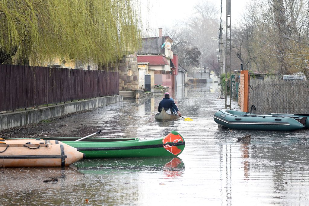 Szolnok, 2024. február 25.
Kajakkal halad egy házaspár a szolnoki Mentetlen üdülőövezet vízzel elöntött főutcáján a Tiszán levonuló árhullám tetőzésekor 2024. február 25-én.
MTI/Mészáros János