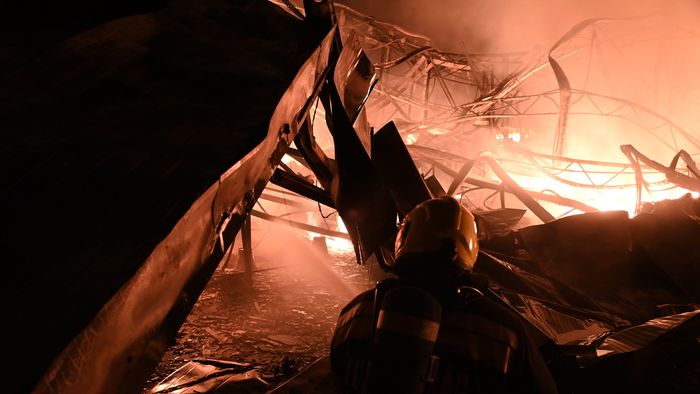 Budapest, 2024. február 7.
Tűzoltók dolgoznak egy teljes terjedelmében lángokban álló, nagyjából tízezer négyzetméteres kertészet oltásán Budapest XXIII. kerületében, Soroksáron a Meddőhányó utcában 2024. február 6-án késő éjszaka.
MTI/Mihádák Zoltán