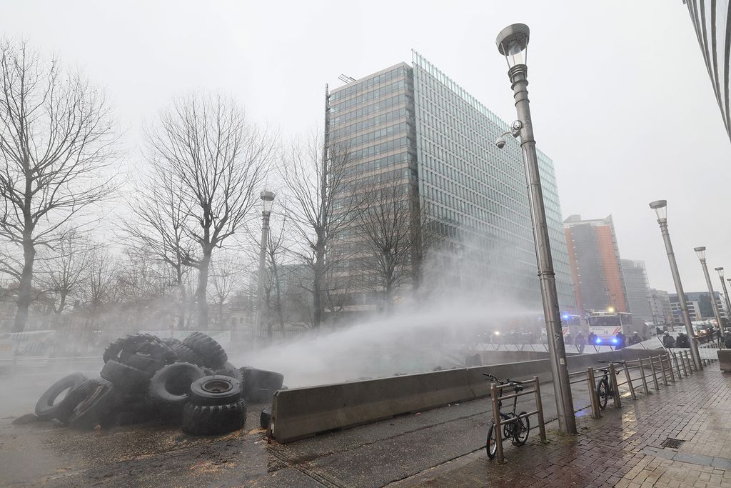 Riot police forces use water cannon at farmers during a protest called by the farmers' organizations 'Federation Unie de Groupements d'Eleveurs et d'Agriculteurs' (FUGEA), Boerenforum and MAP, in response to the European Agriculture Council, in Brussels, on February 26, 2024. Farmers across Europe have been protesting for weeks over what they say are excessively restrictive environmental rules, competition from cheap imports from outside the European Union and low incomes. (Photo by BENOIT DOPPAGNE / Belga / AFP) / Belgium OUT