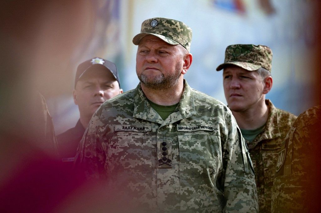 In this handout photograph taken and released by Ukrainian Presidential press-service on July 28, 2023, Ukraine's military commander-in-chief, Valery Zaluzhny (C) stands in attention as he takes part in the Day of Ukrainian Statehood ceremony marking the 30th anniversary of Ukrainian independence, amid the Russian invasion of Ukraine. (Photo by Handout / UKRAINIAN PRESIDENTIAL PRESS SERVICE / AFP) / RESTRICTED TO EDITORIAL USE - MANDATORY CREDIT "AFP PHOTO /HO/Ukrainian Presidential press-service " - NO MARKETING NO ADVERTISING CAMPAIGNS - DISTRIBUTED AS A SERVICE TO CLIENTS