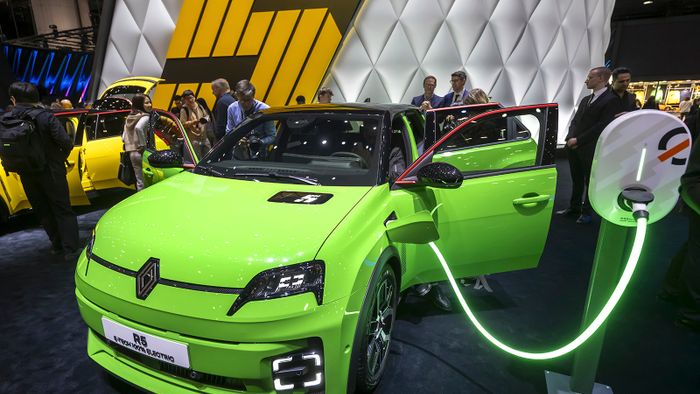 Genf, 2024. február 26.Az új Renault R5 E-Tech a 91. Genfi Nemzetközi Autószalon sajtónapján, 2024. február 26-án.MTI/AP/Keystone/Martial Trezzini