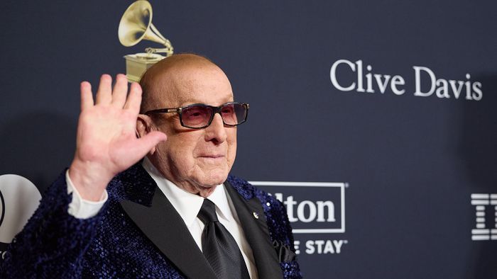 Beverly Hills, 2024. február 4.Clive Davis 91 éves amerikai lemezproducer a Grammy-díjak 66. átadási ünnepsége alkalmából tartott gálaesten a kaliforniai Beverly Hillsben 2024. február 3-án. A zeneipar legrangosabb elismerésének számító Grammy-díjakat február 4-én adják át Los Angelesben.