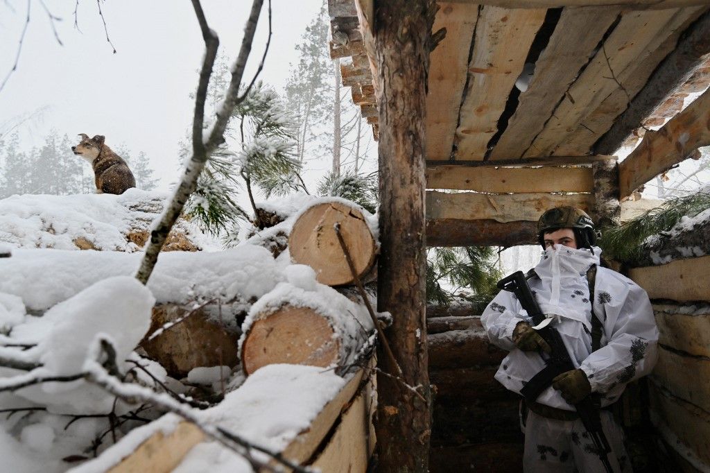 A Ukrainian border guard monitors a section of the Ukrainian-Belarusian border from an observation post in Chernigiv region on January 23, 2024, amid Russian invasion in Ukraine. (Photo by Sergei SUPINSKY / AFP)