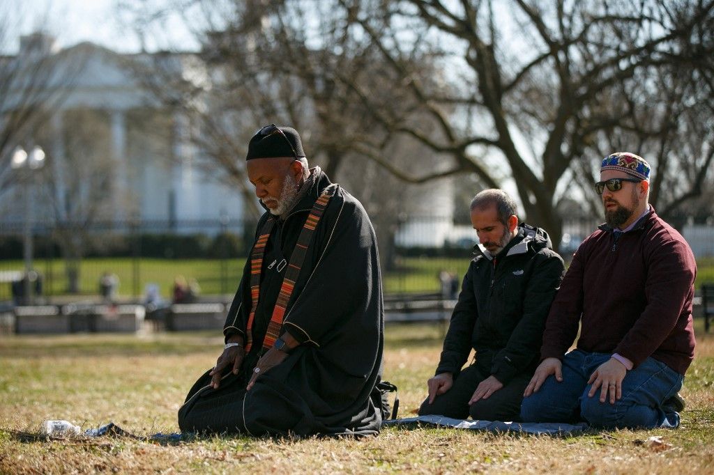 Palestine Pilgrimage Rally Near White HousePeople pray during a rally at Lafayette Square in Washington, D.C. on February 21, 2024 for the arrival of the pro-Palestinian Pilgrimage for Peace, a group of people who travelled from Philadelphia, Pennsylvania calling for an end to the war in Palestine. (Photo by Bryan Olin Dozier/NurPhoto) (Photo by Bryan Olin Dozier / NurPhoto / NurPhoto via AFP)