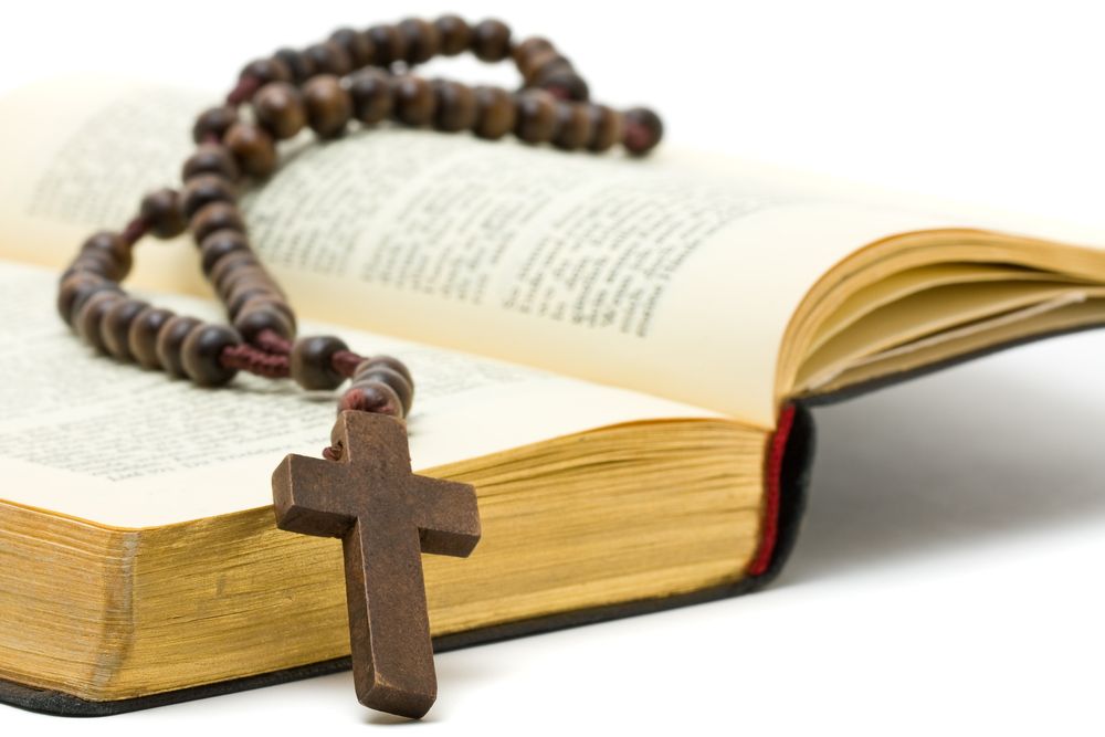 Rosary,With,Holy,Bible,Over,White,Background