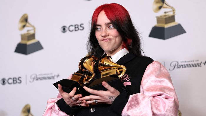 EILISH, BillieLos Angeles, 2024. február 5.Billie Eilish amerikai énekesnő az év dala és a legjobb vizuális médiához szerzett dal kategóriákban odaítélt elismerésekkel, amelyeket a What Was I Made For? című dalért vehetett át a Grammy-díjak 66. átadási ünnepségén Los Angelesben 2024. február 4-én.MTI/EPA/Allison Dinner