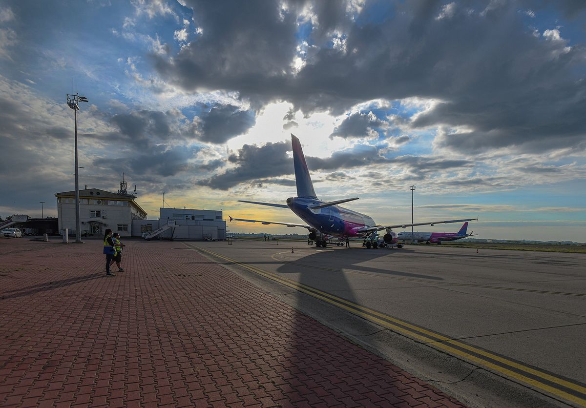 Debrecen, 2021. június 7.Felszállás előtt a Wizz Air Hungary Légiközlekedési Zrt. magyarországi székhelyű diszkont légitársaság Eindhovenbe tartó repülőjárata, 62 utassal a fedélzetén, június 5-én a Debrecen nemzetközi repülőtérről (Debrecen International Airport). A pandémia járvány miatt elrendelt utazási tilalom után megnyitott a debreceni repülőtér, amely 2001 óta a nemzetközi utazóközönség előtt is nyitott. A légikikötő első járatát Eindhovenbe indította és a továbbiakban gépek szállnak majd fel Londonba, Párizsba, Tel Avivba és Larnakára.MTVA/Bizományosi: Oláh Tibor ***************************Kedves Felhasználó!Ez a fotó nem a Duna Médiaszolgáltató Zrt./MTI által készített és kiadott fényképfelvétel, így harmadik személy által támasztott bárminemű – különösen szerzői jogi, szomszédos jogi és személyiségi jogi – igényért a fotó szerzője/jogutódja közvetlenül maga áll helyt, az MTVA felelőssége e körben kizárt.