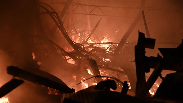 Budapest, 2024. február 7.
Tűzoltók dolgoznak egy teljes terjedelmében lángokban álló, nagyjából tízezer négyzetméteres kertészet oltásán Budapest XXIII. kerületében, Soroksáron a Meddőhányó utcában 2024. február 6-án késő éjszaka.
MTI/Mihádák Zoltán