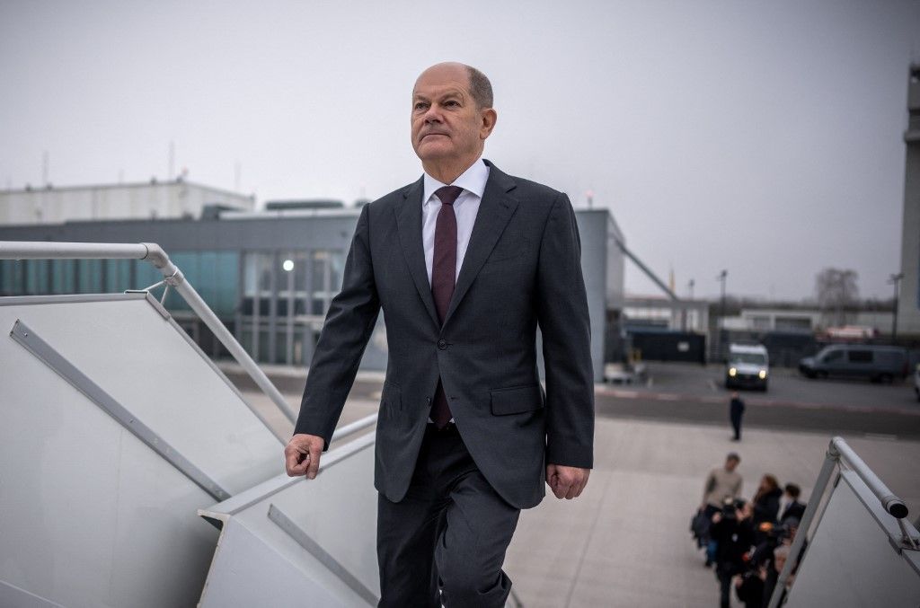 Chancellor Scholz travels to the USA - Departure08 February 2024, Brandenburg, Schönefeld: Federal Chancellor Olaf Scholz (SPD) boards an Airbus of the Air Force's Air Wing at the military section of Berlin Brandenburg Airport to fly to the USA. This is Scholz's third visit to the USA as Chancellor, and he plans to meet US President Biden at the White House during the trip. Photo: Michael Kappeler/dpa (Photo by MICHAEL KAPPELER / DPA / dpa Picture-Alliance via AFP)