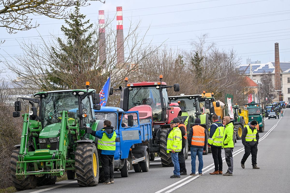 Gazdademonstráció a V4 országok agrárkamarái szervezésébeHodonín, 2024. február 22.Cseh tiltakozók az ukrán import korlátozásáért, valamint a gazdákat ellehetetlenítő brüsszeli intézkedések elleni közös gazdademonstráción a visegrádi négyek (V4) agrárkamarái - köztük a magyar Nemzeti Agrárgazdasági Kamara - szervezésében a szlovák-cseh határon, a csehországi Hodonínban 2024. február 22-én.MTI/Illyés Tibor
