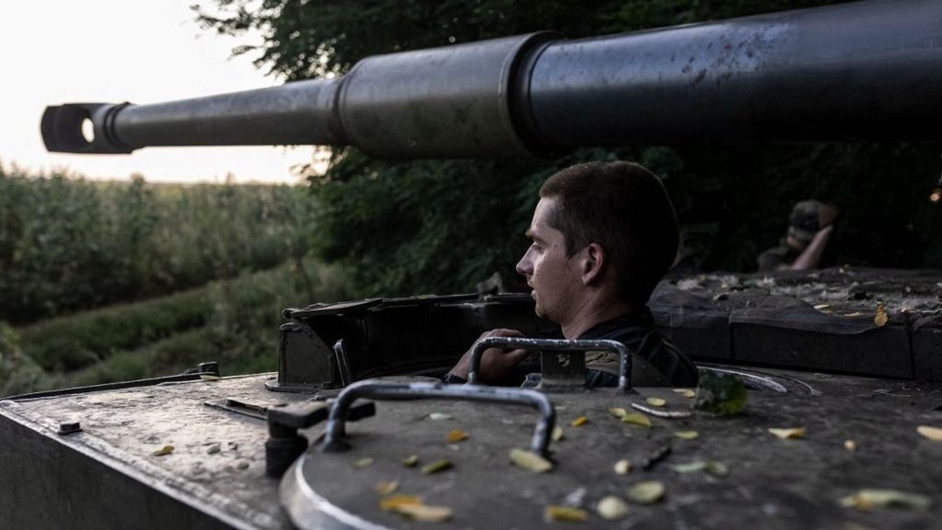 Ukrainian soldiers deployed at their artillery positions in Velyka Novosilka