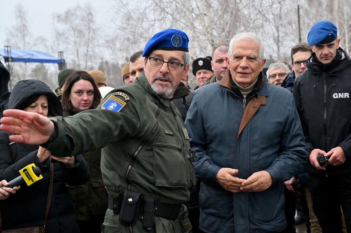 The EU's Foreign Policy Chief Josep Borrell (C) speaks with a European Gendarmerie Force (EUROGENDFOR) instructor (L) during exercises of the Ukrainian Police on their training ground outside Kyiv, on February 6, 2024. Borell's visit comes amid renewed international efforts to help Ukraine replenish its arms to fight off the Russian invasion that nears its second anniversary. (Photo by Sergei SUPINSKY / AFP)