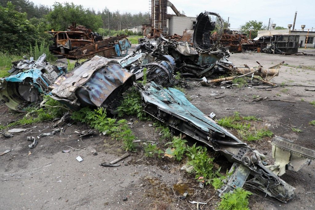 Destroyed vehicles in LymanLYMAN, UKRAINE - JUNE 16, 2023 - The remains of a downed Russian Sukhoi Su-34 fighter bomber are pictured in Lyman, Donetsk Region, eastern Ukraine. NO USE RUSSIA. NO USE BELARUS. (Photo by Ukrinform/NurPhoto) (Photo by Yuliia Ovsiannikova / NurPhoto / NurPhoto via AFP)