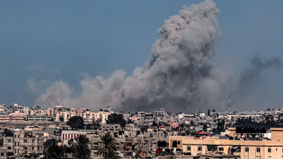 Izrael rakétaesőt zúdított a Hamászra az éjjel, belpolitikai feszültségek Tel-Avivban