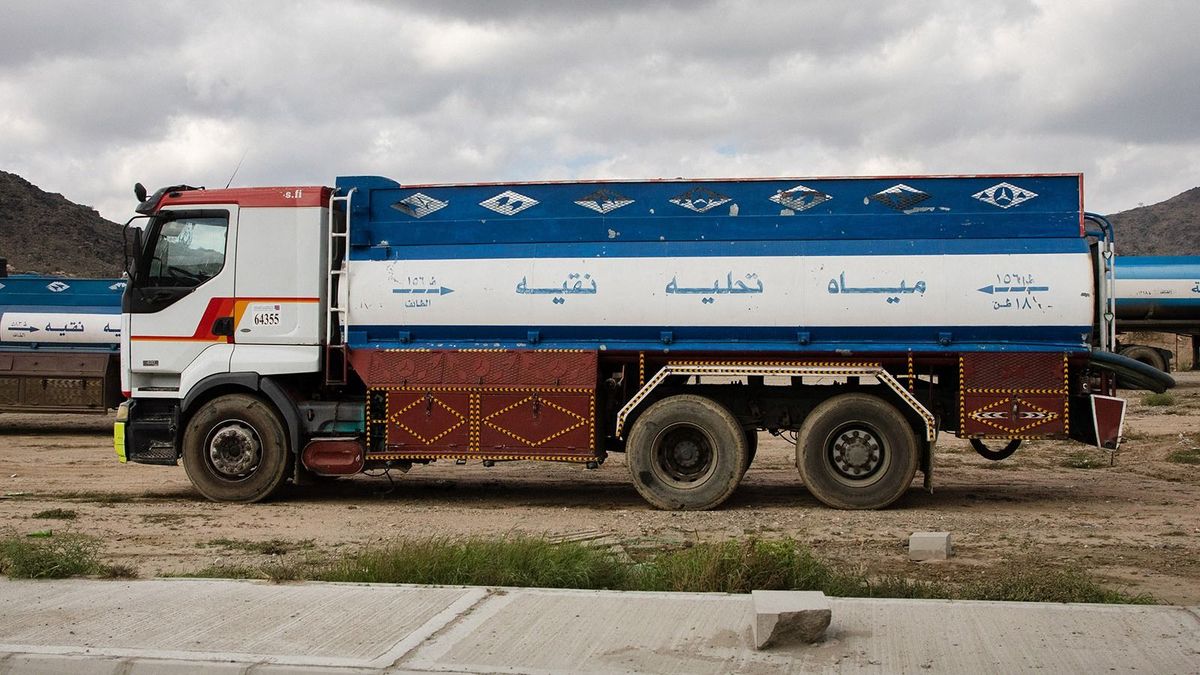 SAUDI ARABIA - WATER TANKER TRUCK - TAIF
Water tanker truck, Mecca province, Taif, Saudi Arabia. (Photo by Eric Lafforgue / Hans Lucas / Hans Lucas via AFP) vörös-tenger