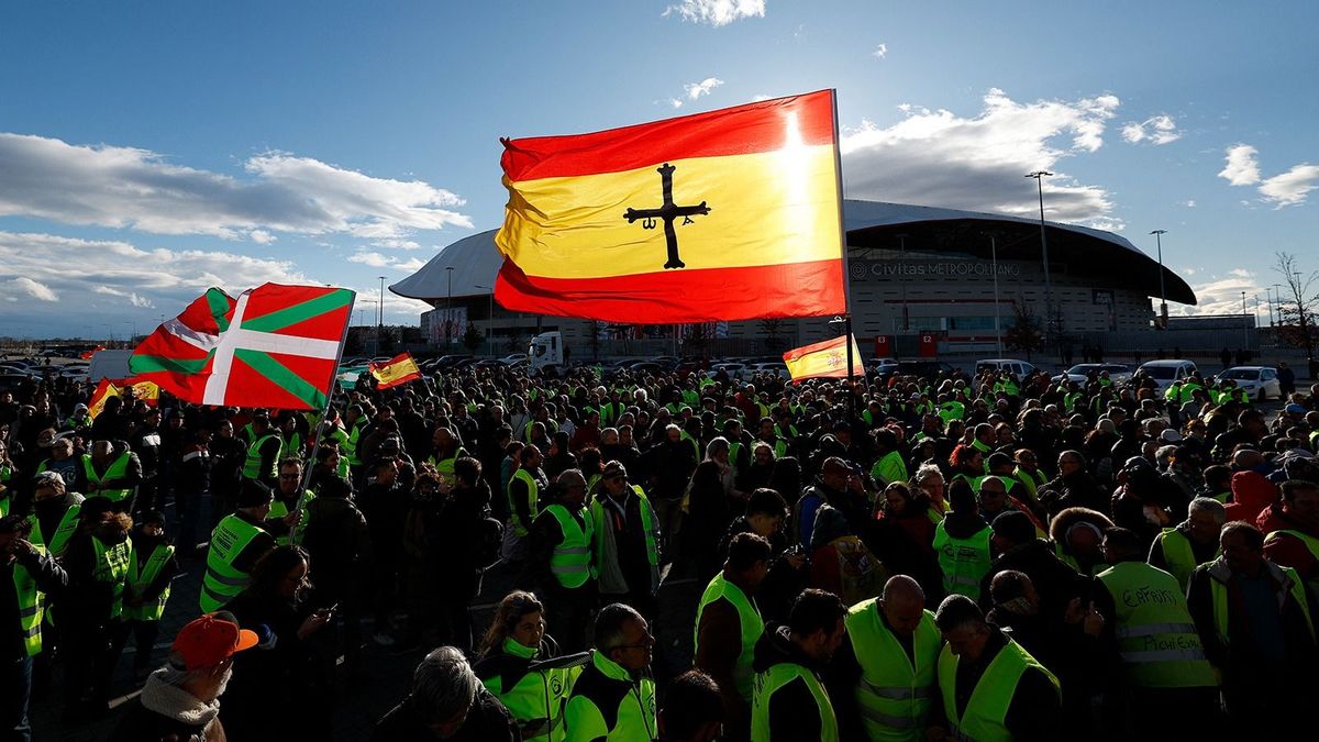 Erőszakkal sem tudják megfékezni a gazdatüntetéseket Spanyolországban