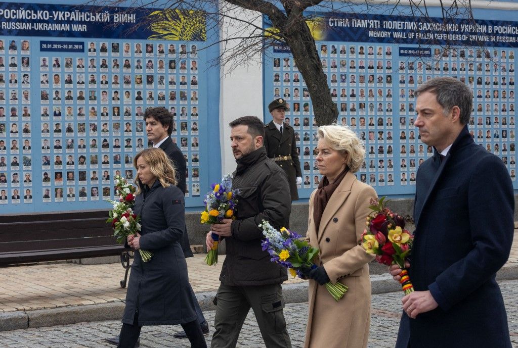 In this handout photograph taken and released by Ukrainian Presidential Press Service on February 24, 2024, (From L) Canada's Prime Minister Justin Trudeau, Italy's Prime Minister Giorgia Meloni, Ukraine's President Volodymyr Zelensky, European Commission President Ursula von red Leyen and Belgium's Prime Minister Alexander De Croo attend a wreath-lying ceremony at the Memory Wall of Fallen Defenders of Ukraine in Kyiv, on the second anniversary of the Russian invasion of Ukraine. (Photo by Handout / UKRAINIAN PRESIDENTIAL PRESS SERVICE / AFP) / RESTRICTED TO EDITORIAL USE - MANDATORY CREDIT "AFP PHOTO / UKRAINIAN PRESIDENTIAL PRESS SERVICE " - NO MARKETING NO ADVERTISING CAMPAIGNS - DISTRIBUTED AS A SERVICE TO CLIENTS