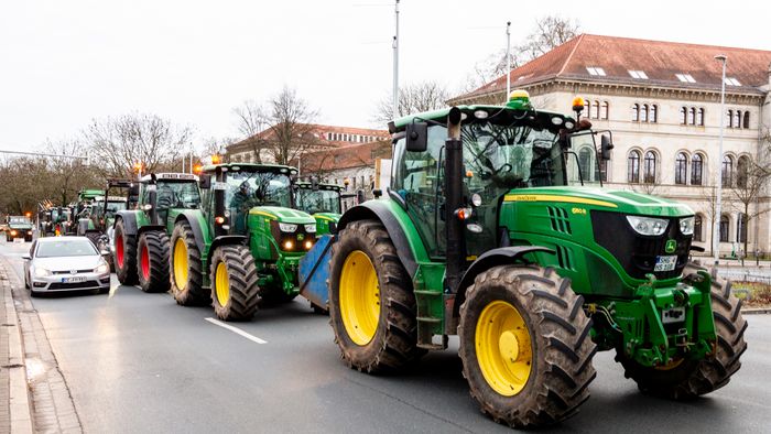 Január után újra tüntettek a földművesek Hannoverben a tartományi parlament épületénél és több helyen Németországban. Noha az év eleji tüntetések miatt változtatott a német kormány a mezőgazdaság finanszírozásán, a termelők továbbra is elégedetlenek az intézkedéscsomaggal, és további demonstrációkra készülnek.