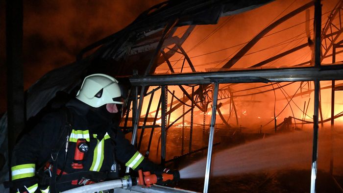 Budapest, 2024. február 7.
Tűzoltók dolgoznak egy teljes terjedelmében lángokban álló, nagyjából tízezer négyzetméteres kertészet oltásán Budapest XXIII. kerületében, Soroksáron a Meddőhányó utcában 2024. február 6-án késő éjszaka.
MTI/Mihádák Zoltán