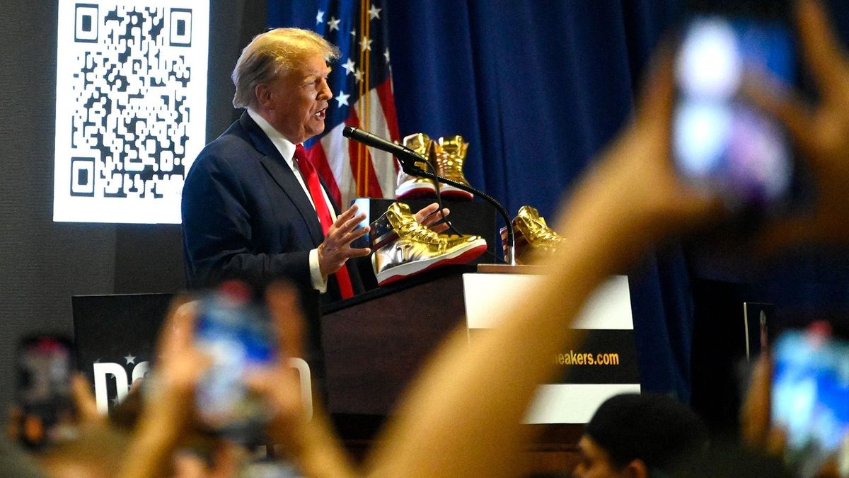 Éljenzés fogadta Donald Trumpot, amikor a 355 millió dolláros büntetés után egy nappal bemutatta a 399 dolláros tornacipőit