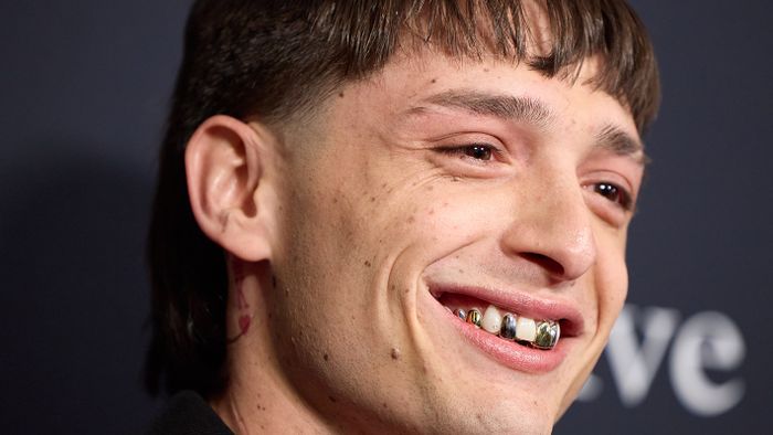 Beverly Hills, 2024. február 4.Peso Pluma mexikói énekes a Grammy-díjak 66. átadási ünnepsége alkalmából tartott gálaesten a kaliforniai Beverly Hillsben 2024. február 3-án. A zeneipar legrangosabb elismerésének számító Grammy-díjakat február 4-én adják át Los Angelesben.MTI/EPA/Allison Dinner