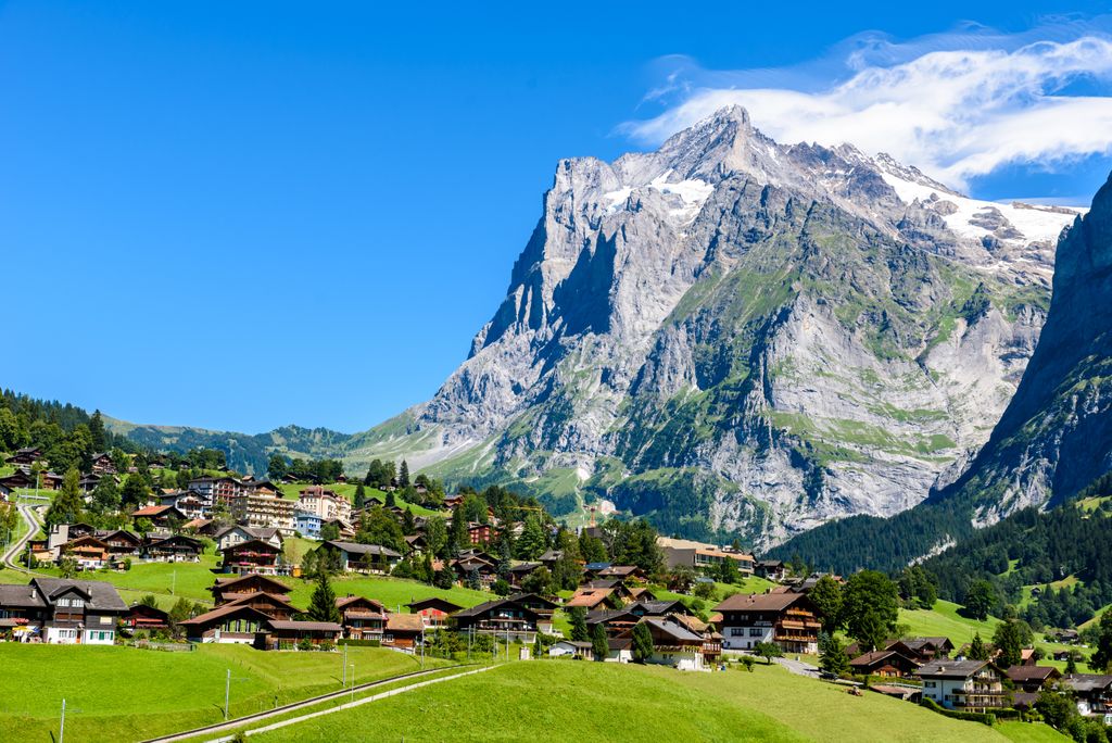 Grindelwald,-,Beautiful,Village,In,Mountain,Scenery,-,Switzerland
