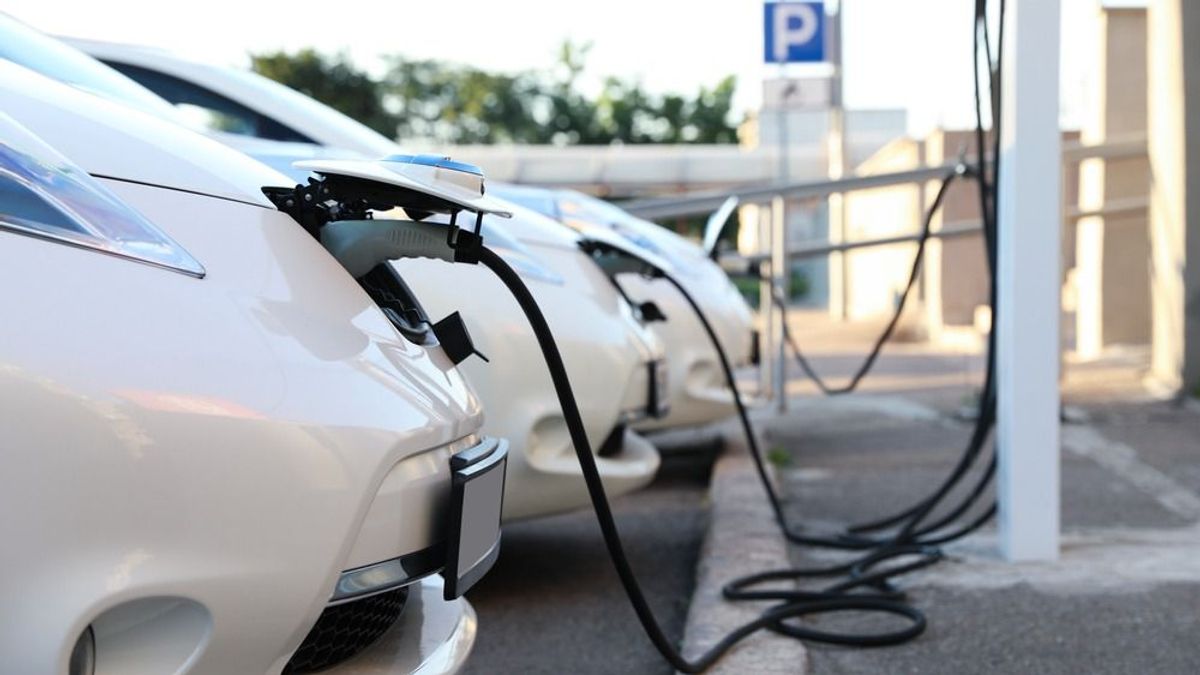 Jó hír a cégeknek: indul az elektromos autók új támogatási rendszere