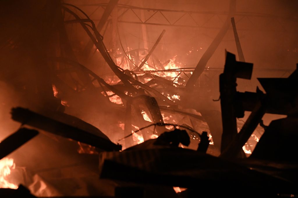 Budapest, 2024. február 7.
Tűzoltók dolgoznak egy teljes terjedelmében lángokban álló, nagyjából tízezer négyzetméteres kertészet oltásán Budapest XXIII. kerületében, Soroksáron a Meddőhányó utcában 2024. február 6-án késő éjszaka.
MTI/Mihádák Zoltán