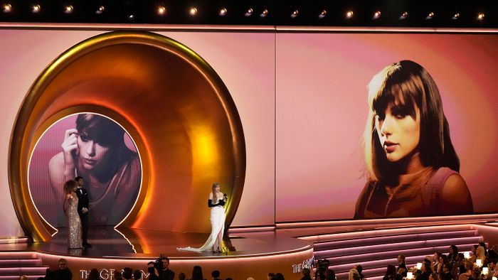 SWIFT, TaylorLos Angeles, 2024. február 5.Taylor Swift amerikai énekesnő, dalszerző átveszi a legjobb popalbum kategória díját a Midnights című lemezéért a Grammy-díjak 66. átadási ünnepségén Los Angelesben 2024. február 4-én.MTI/AP/Invision/Chris Pizzello