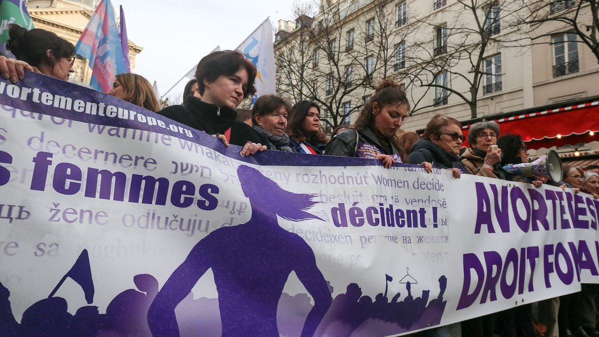 Franciaországban alkotmányos jog lett az abortusz