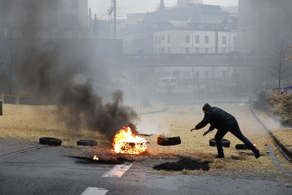 Farmers burn hay and tires during a protest action of farmers' organizations 'Federation Unie de Groupements d'Eleveurs et d'Agriculteurs' (FUGEA), Boerenforum and MAP, organized in response to the European Agriculture Council, in Brussels, Monday 26 February 2024. Farmers continue their protest across Europe as they demand better conditions to grow, produce and maintain a proper income.BELGA PHOTO BENOIT DOPPAGNE (Photo by BENOIT DOPPAGNE / BELGA MAG / Belga via AFP)