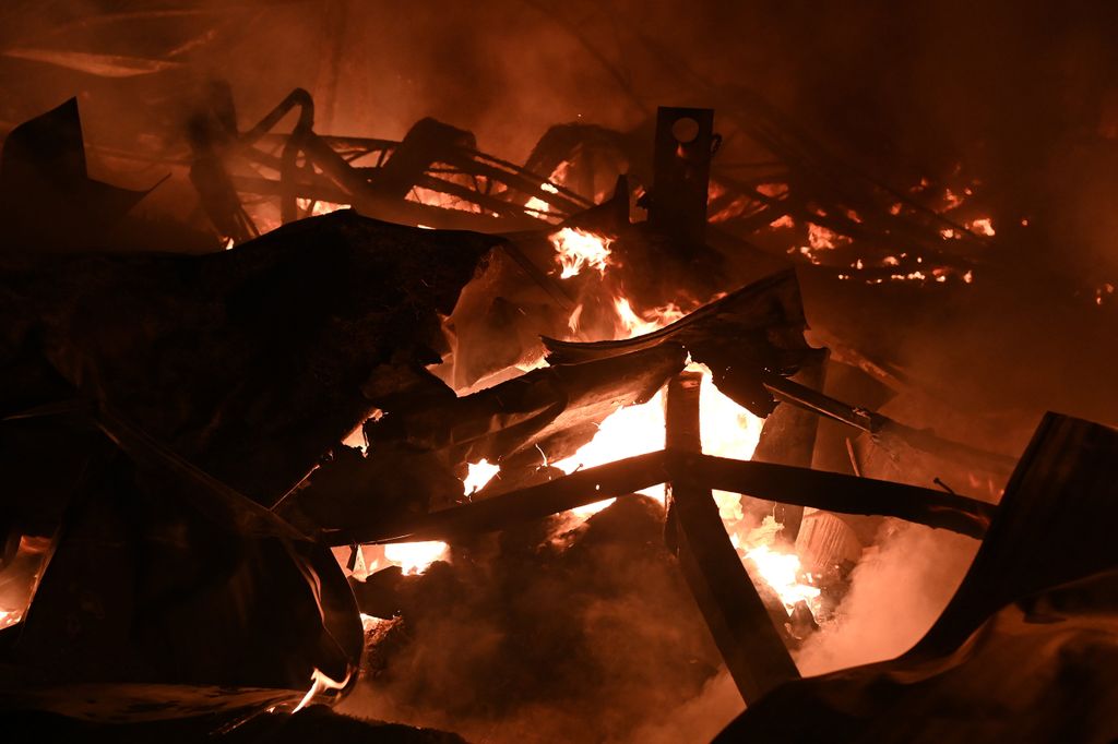 Budapest, 2024. február 7.
Tűzoltók dolgoznak egy teljes terjedelmében lángokban álló, nagyjából tízezer négyzetméteres kertészet oltásán Budapest XXIII. kerületében, Soroksáron a Meddőhányó utcában 2024. február 6-án késő éjszaka.
MTI/Mihádák Zoltán