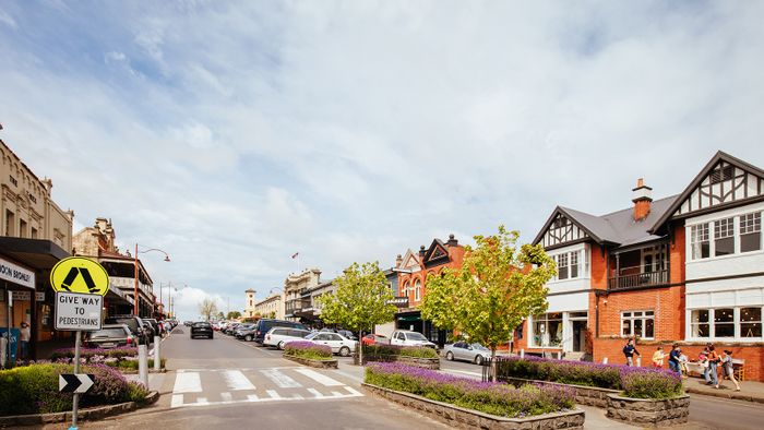 Daylesford,,Australia,-,November,6,,2021:,Vincent,St,In,Daylesford
Daylesford, Australia - November 6, 2021: Vincent St in Daylesford on a warm spring morning in Victoria, Australia