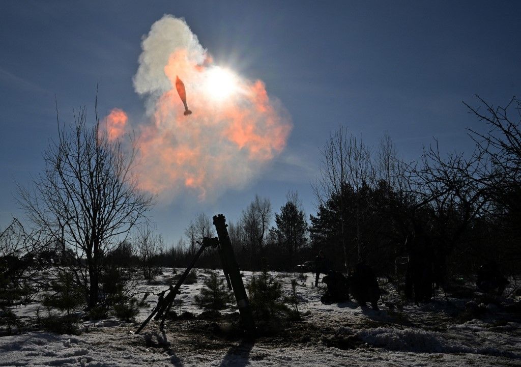 Ukrainian servicemen fire from 120 mm mortar during military exercises by assault units in Zhytomyr region on January 30, 2024, amid Russian invasion in Ukraine. (Photo by Sergei SUPINSKY / AFP)
orosz-ukrán háború
