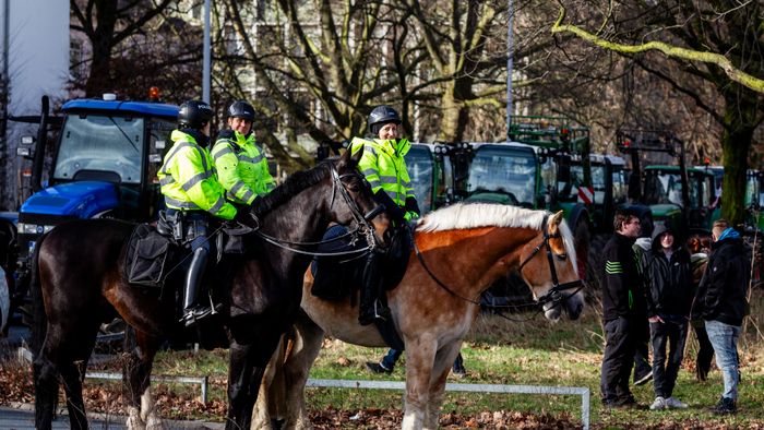 Január után újra tüntettek a földművesek Hannoverben a tartományi parlament épületénél és több helyen Németországban. Noha az év eleji tüntetések miatt változtatott a német kormány a mezőgazdaság finanszírozásán, a termelők továbbra is elégedetlenek az intézkedéscsomaggal, és további demonstrációkra készülnek.