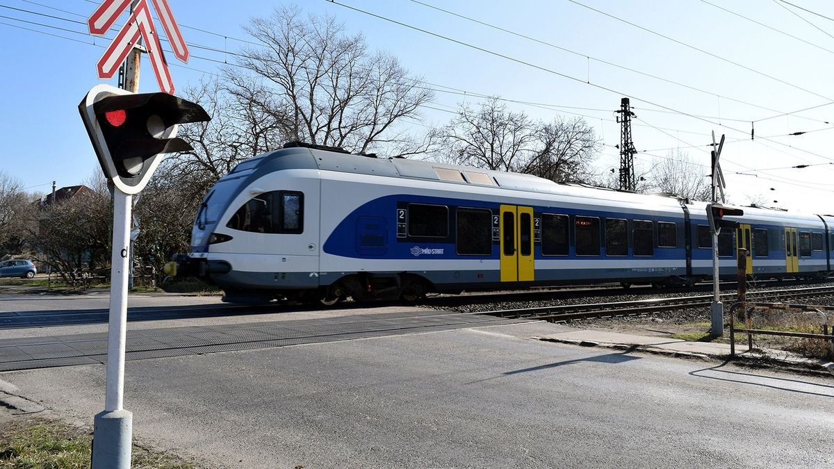Exkluzív videóval oktat a MÁV – mit ne tegyünk a vasúti átjáróban?