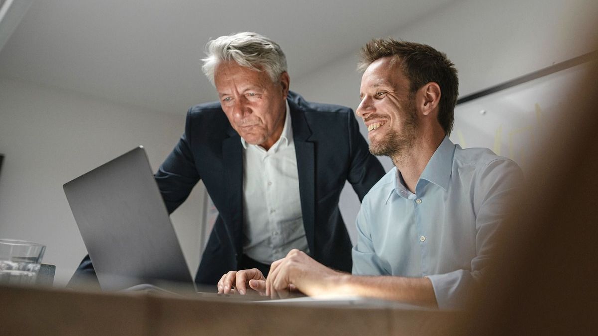 Senior businessman supporting younger colleague in office
generáció, idős, fiatal, munkaerő, iroda